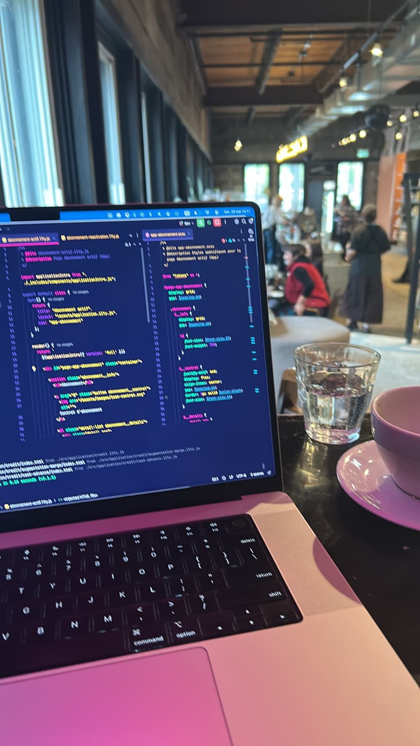 des lignes de code en JavaScript sur un écran dans un café